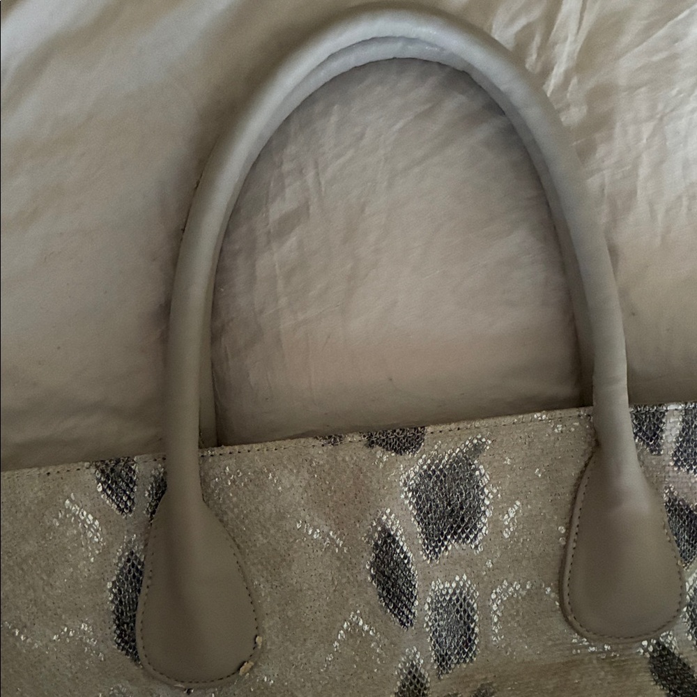 Neiman Marcus Elegant Gray and Cream Snake Skin Large Shoulder Bag - Picture 11 of 16